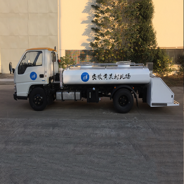 รถบรรทุกบริการน้ำ