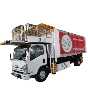 Kleiner Flughafen-Catering-LKW
